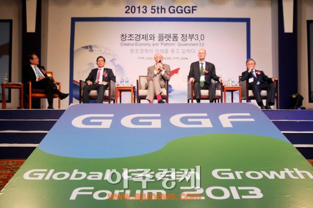 Emanuel Pastreich & John Howkins (author of "The Creative Economy") on Global Green Growth Forum in Seoul (October 29, 2013) 