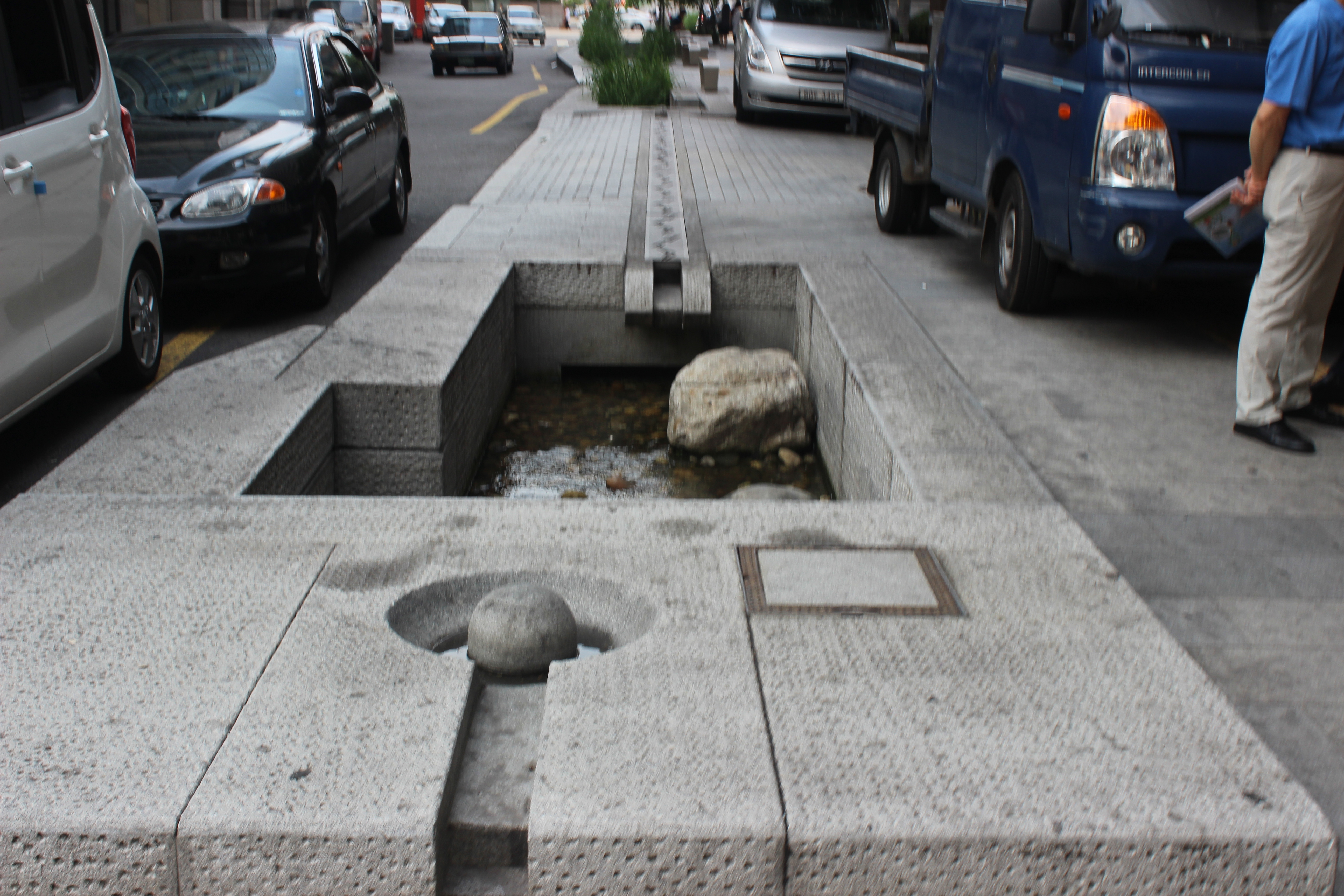 What was once sewer water is now an small creek running in downtown Seoul. 