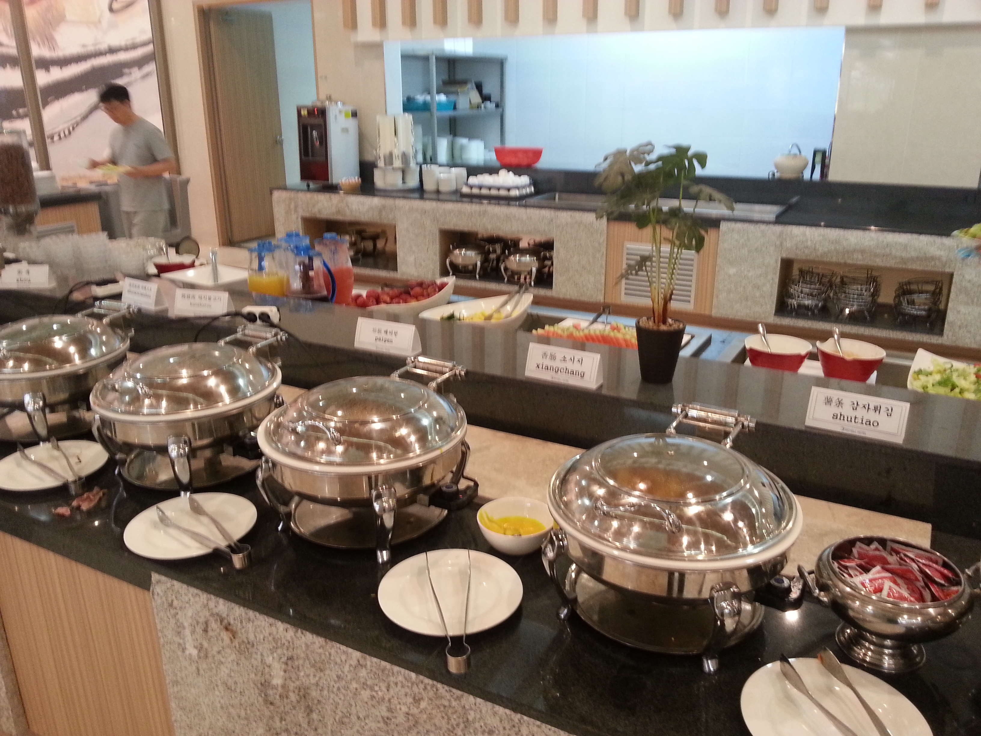 labels on the dishes in Korean, Chinese and English. 