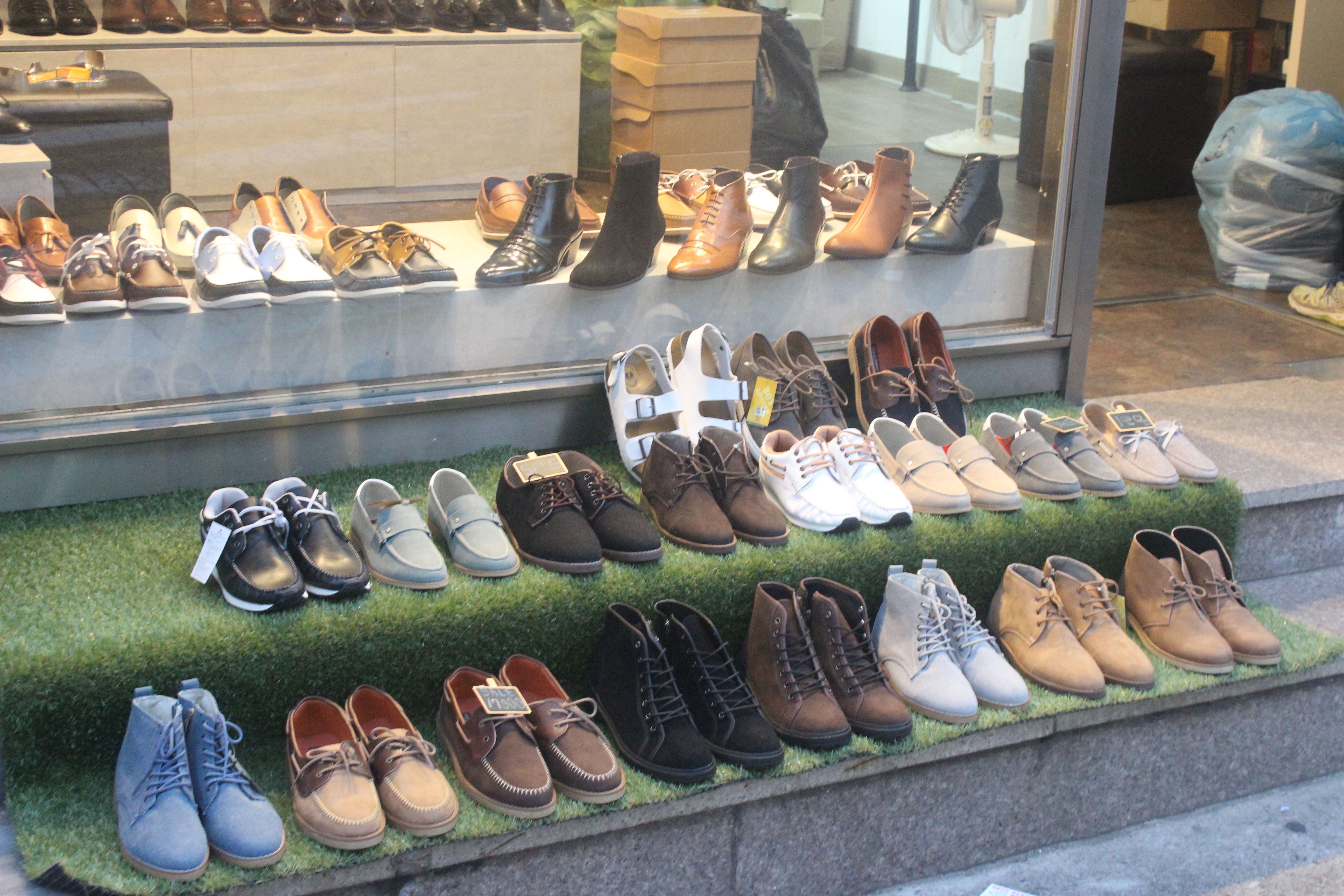 Variety of excellent shoes made in Seoul. 