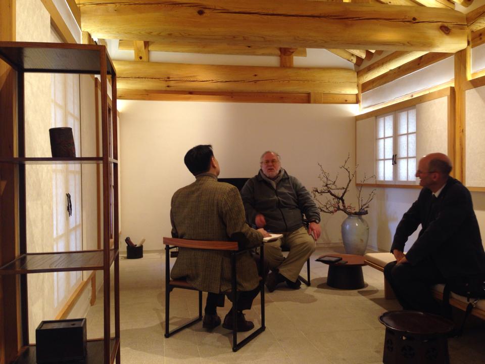 Professor Shell interviewed by Nam Jungho of the JoongAng Ilbo Newspaper at the Arumjiki Gallery in Seoul. 