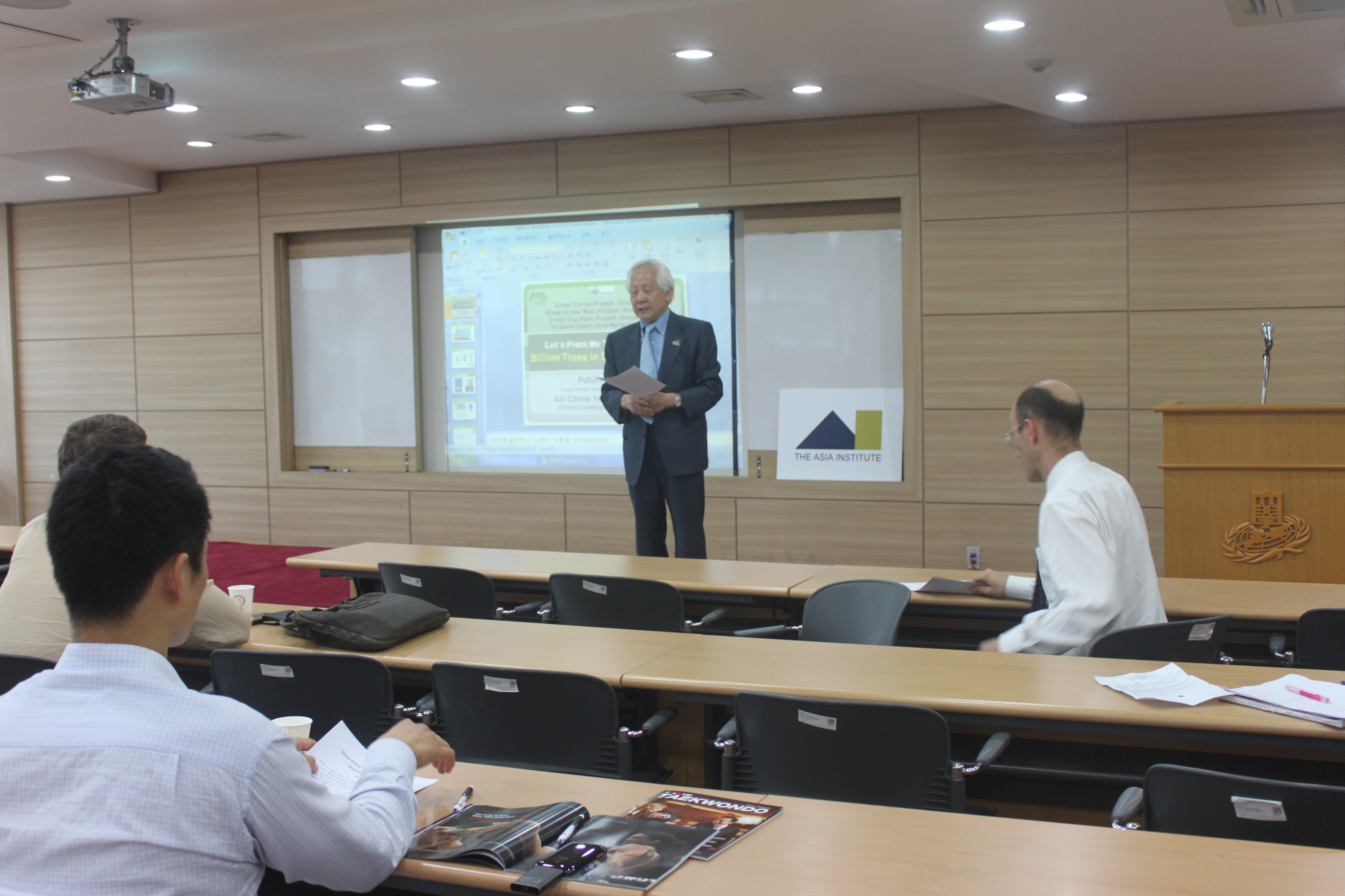 Ambassador Kwon Byonghyon (former ambassador to China and founder of Future Forests) addresses Asia Institute seminar on the environment. 