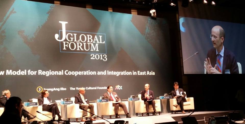 Emanuel Pastreich at panel on security at J Forum conference (JoongAng Ilbo). 