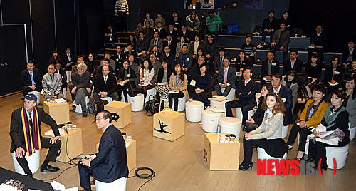 Emanuel Pastreich and Mayor Park Wonsoon of Seoul book concert at city hall. 