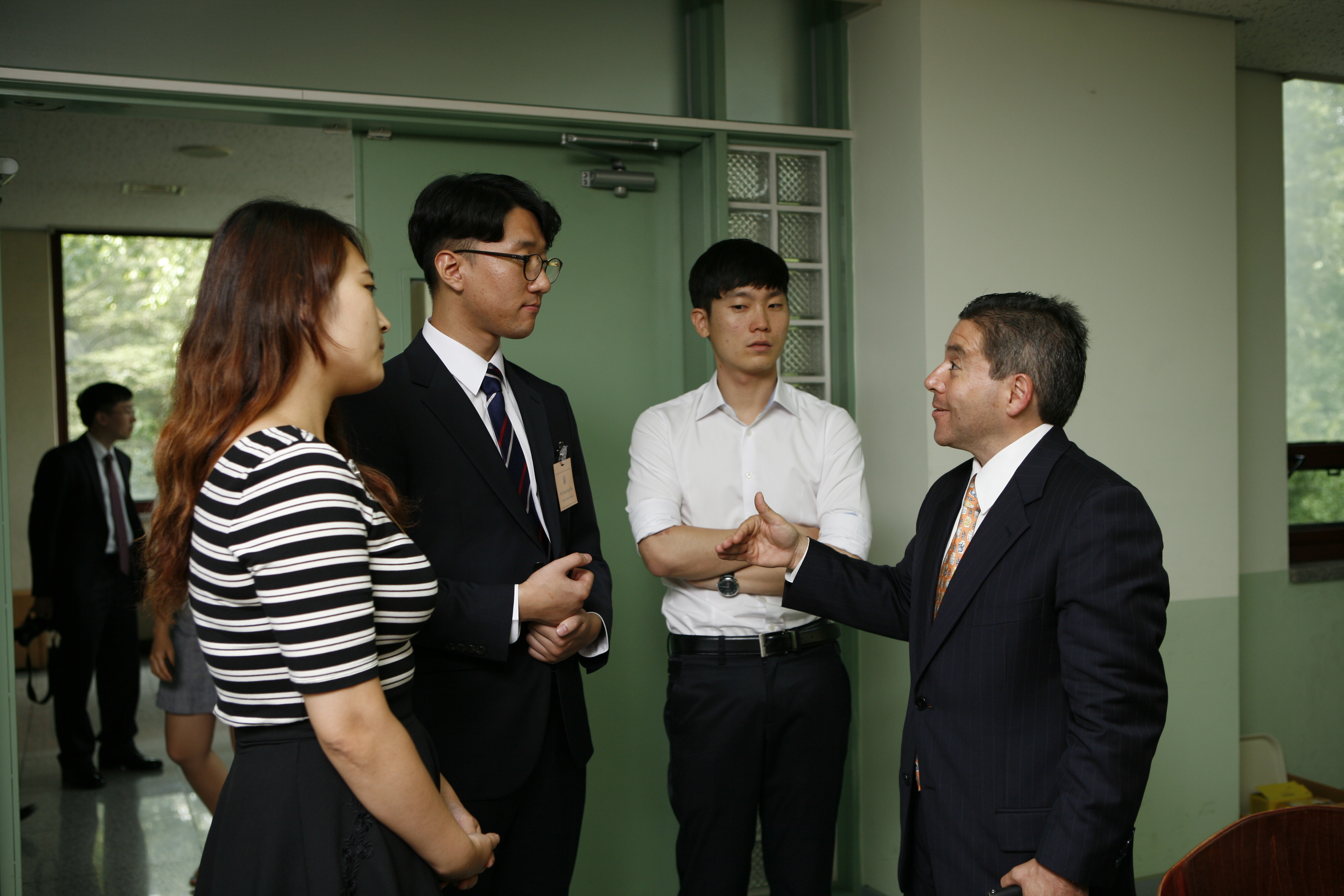 Ogan Gurel of Samsung Electronics speaks with students at Asia Institute seminar. 