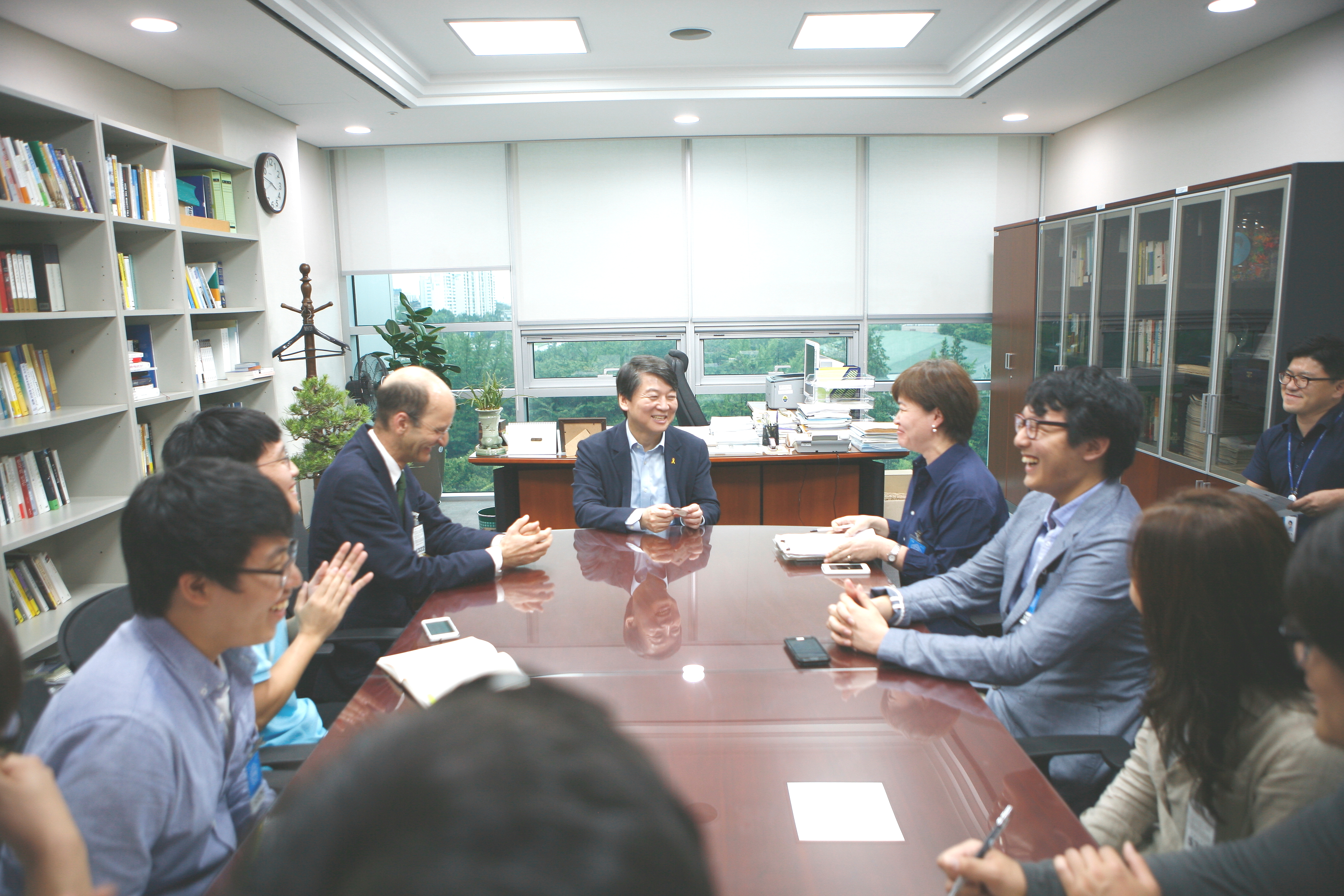 Meeting with Ahn Cholsoo, inventer and political leader. 