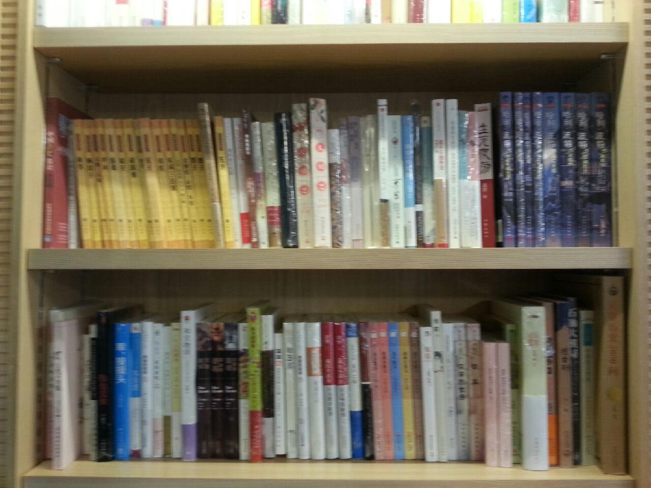 The Chinese book section at Kyobo Books is only about four shelves and contains not a single significant Chinese book. 