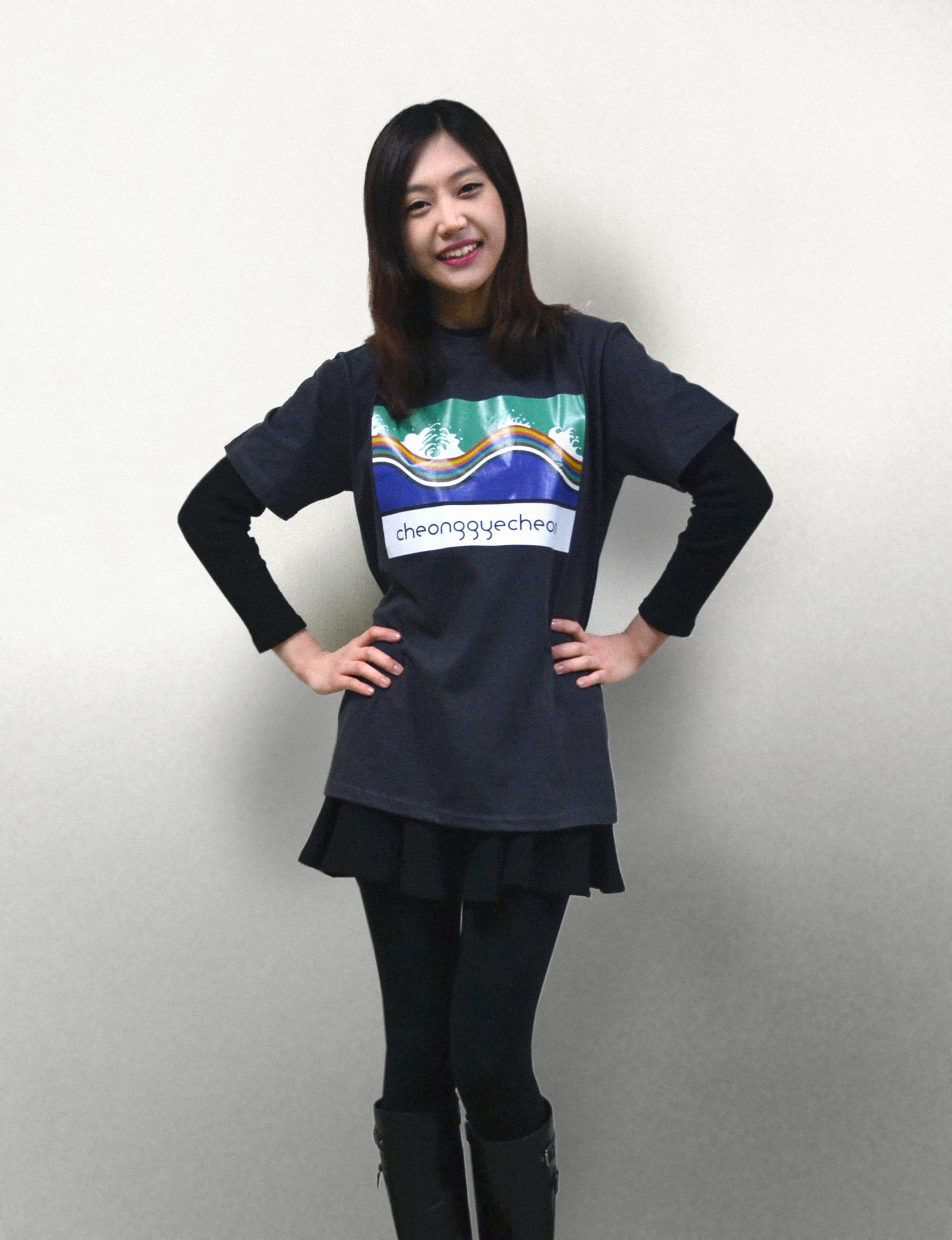 The Cheongyecheon T-shirt uses traditional Korean colors in a representation of the ecological elements of the river which defined the city of Seoul since the 14th century. 