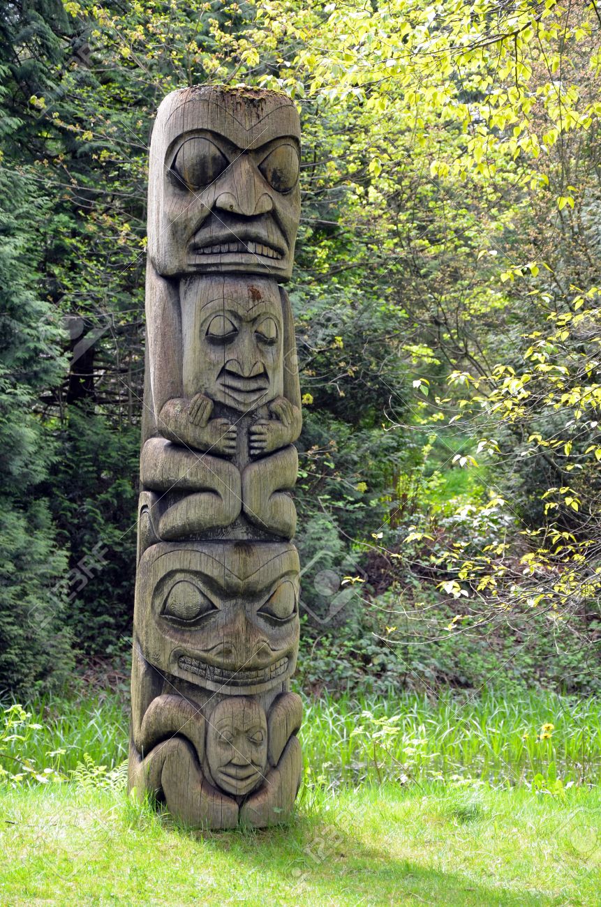 13375849-Weathered-totem-pole-in-pacific-northwest-forest-Stock-Photo-tribal