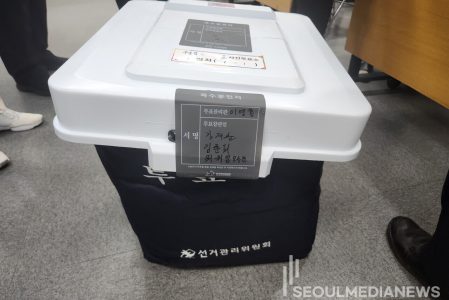 식지 않는 부정선거 의혹 “붙였다 뗐다 하는 봉인지…선관위 해명 이해 안 가”
