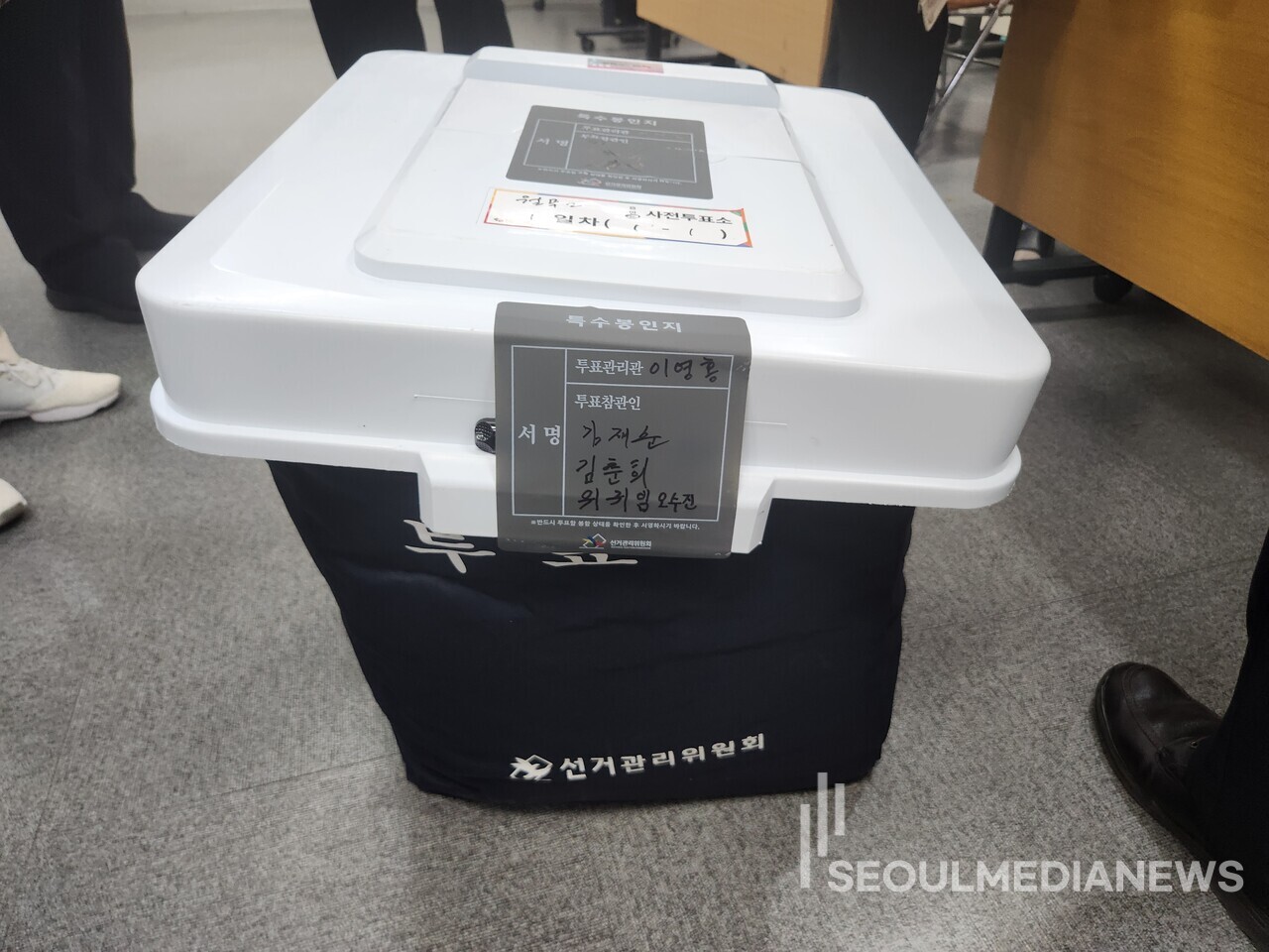 식지 않는 부정선거 의혹 “붙였다 뗐다 하는 봉인지…선관위 해명 이해 안 가”